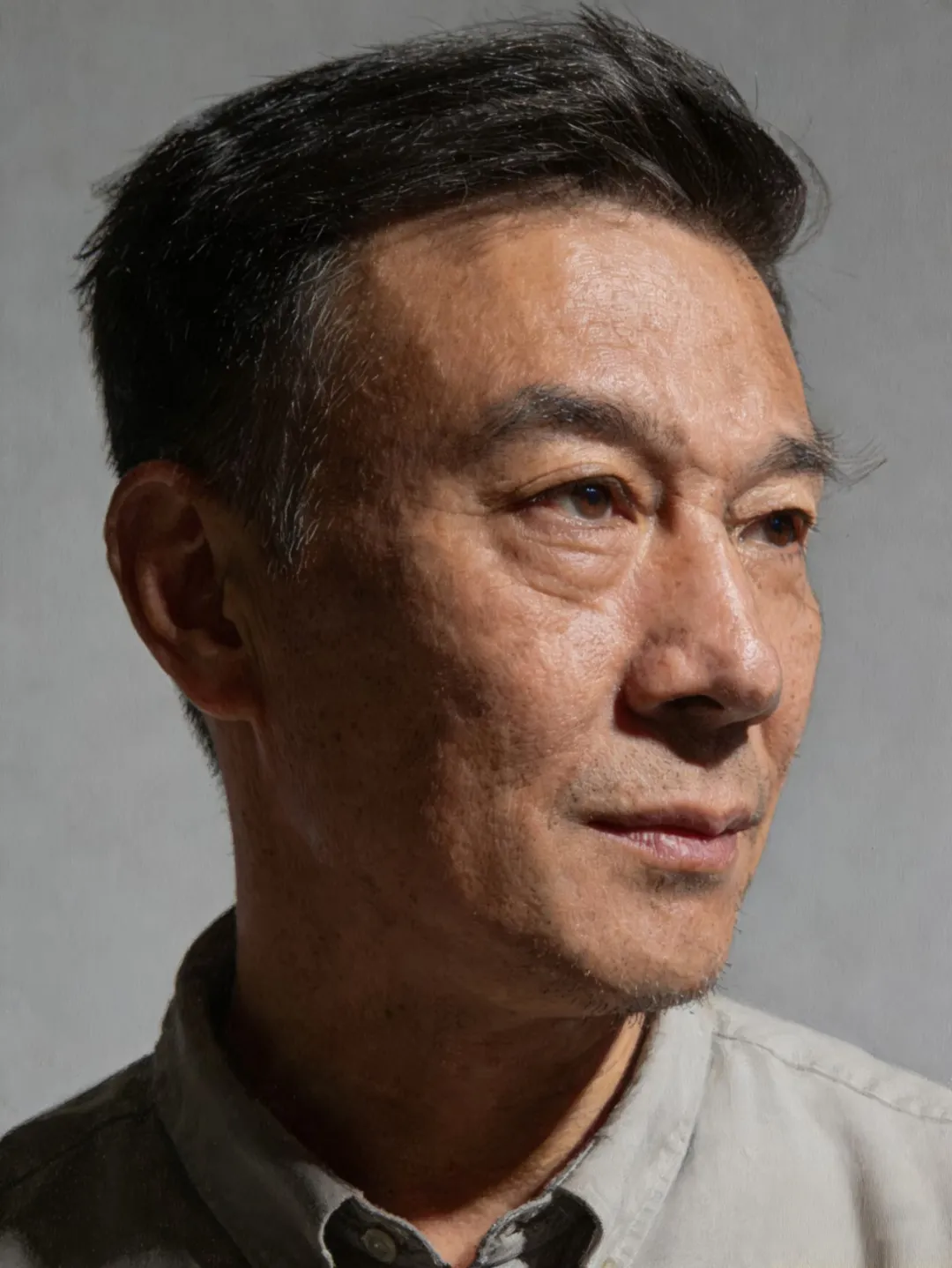 素描科目试题为人物头像,具体为一个男中年3/4侧,右顶光的人物头像。考题还是比较基础的,难度不算大。考生们都说,图给得很清晰,看着心里就一阵舒畅,平时画室头像也练过很多次,考这个还是很顺手的。 素描科目试题为人物头像,具体为一个男中年3/4侧,右顶光的人物头像。考题还是比较基础的,难度不算大。考生们都说,图给得很清晰,看着心里就一阵舒畅,平时画室头像也练过很多次,考这个还是很顺手的。